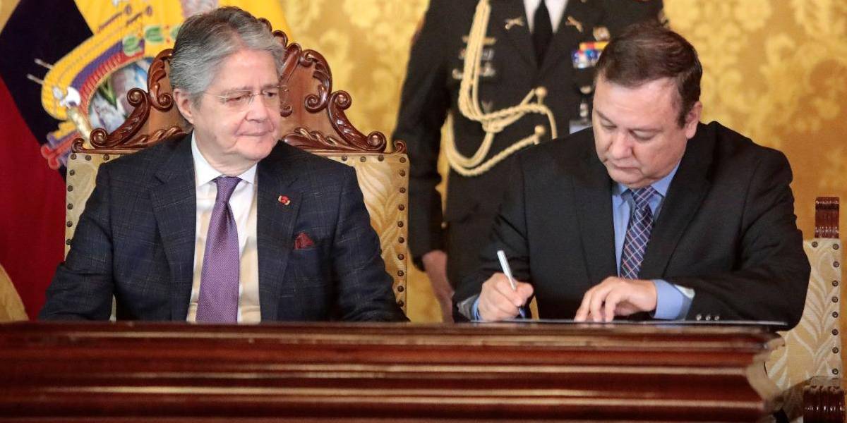 Lasso oficializa a Zapata como ministro del Interior y anuncia que edificio de escuela policial será derrumbado