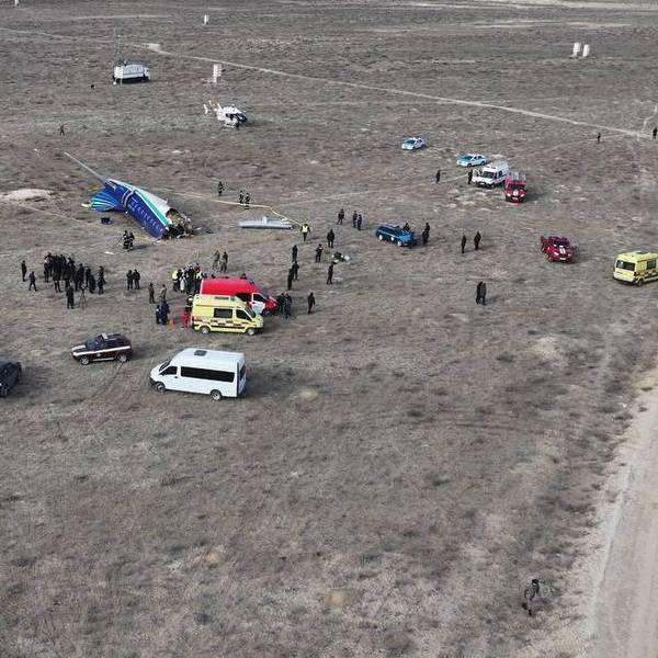 Video Un avión con 67 pasajeros a bordo se estrella en Kazajistán