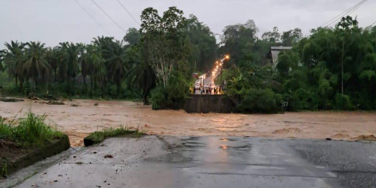 Colapsa puente sobre el río Blanco, en Pichincha