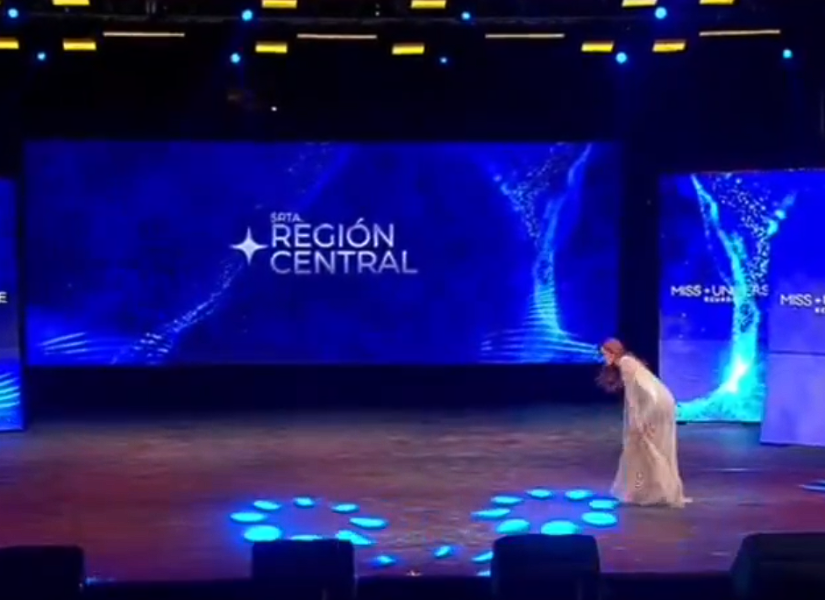 Andrea Gura levantándose tras su caída.