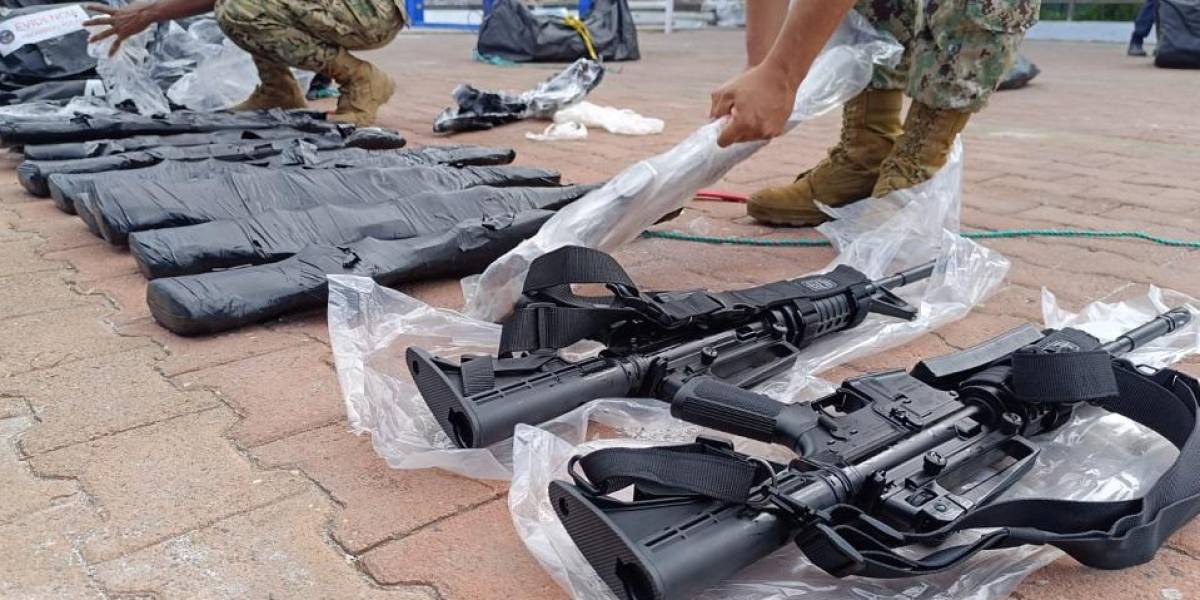 La Armada decomisa 122 fusiles y 48 pistolas que eran transportadas en una lancha, en Galápagos