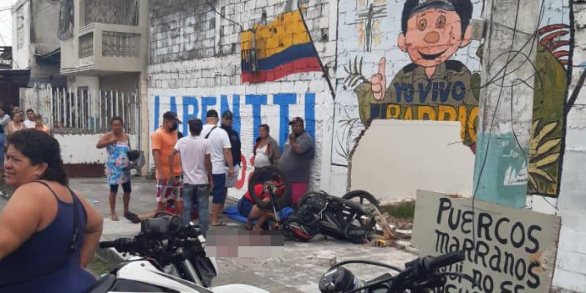 Conductor de moto muere en el Suburbio de Guayaquil tras ser embestido por un carro