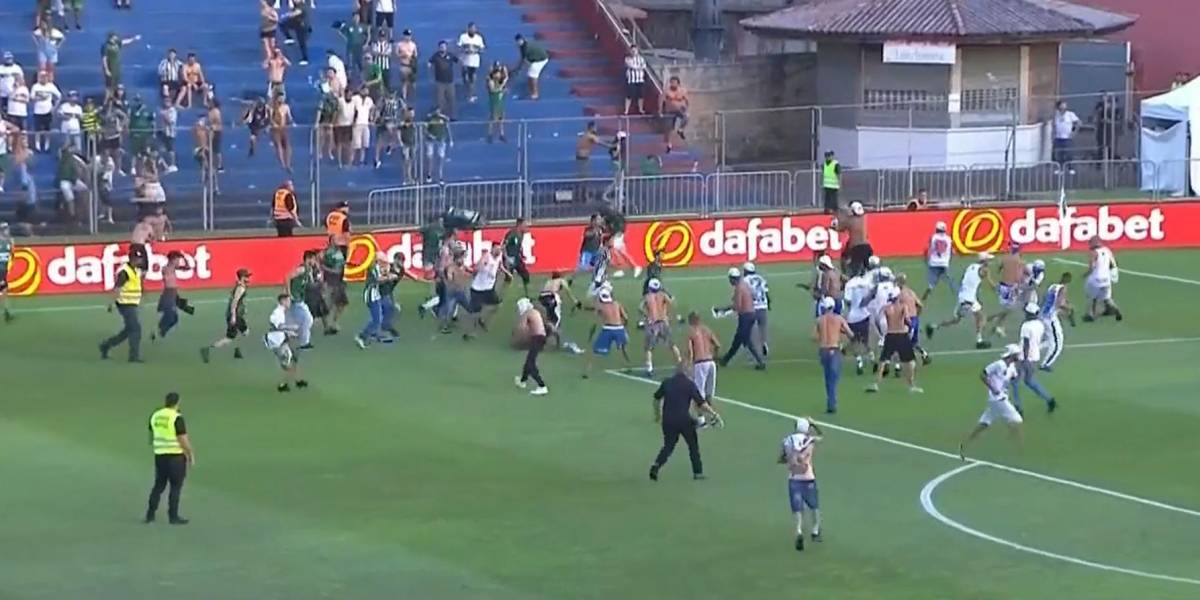 Impactante batalla campal en Brasil: hinchas de Coritiba y Cruzeiro ingresaron al campo de juego y se agarraron a golpes