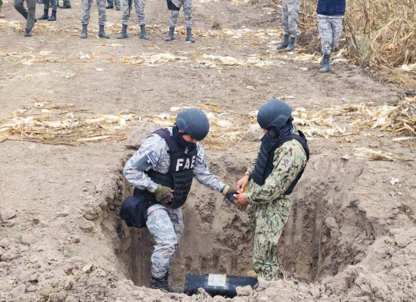 Foto de un hueco tras detonar un explosivo en la pista clandestina hallada en Montecristi, Manabí.