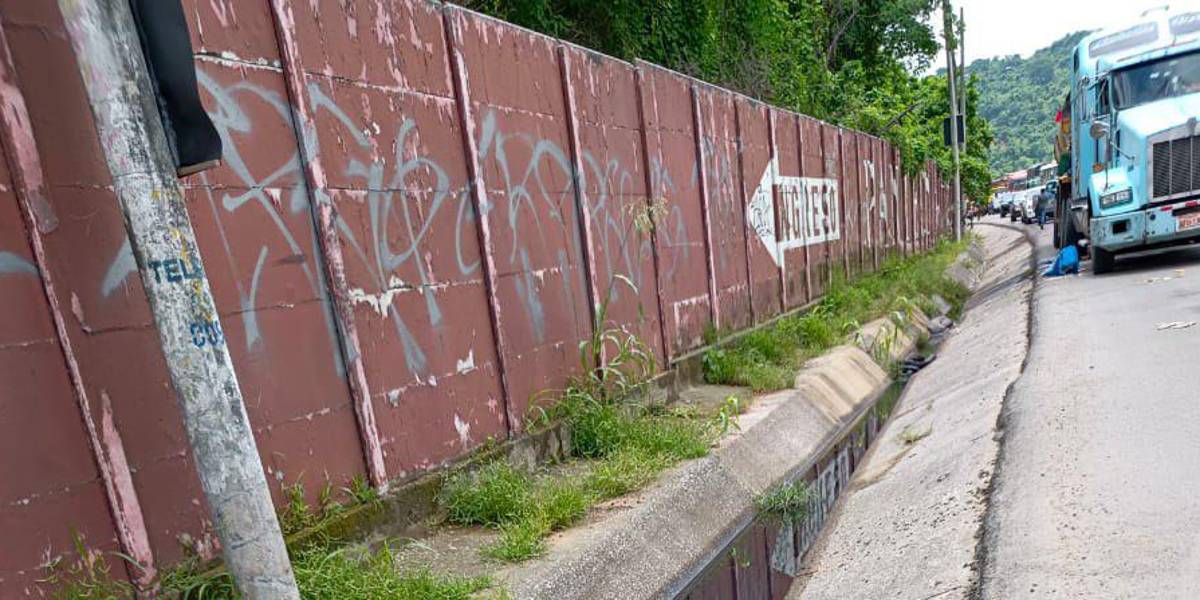 Bomberos y personal de la ATM atendieron un derrame de combustible en la Vía Perimetral, en Guayaquil
