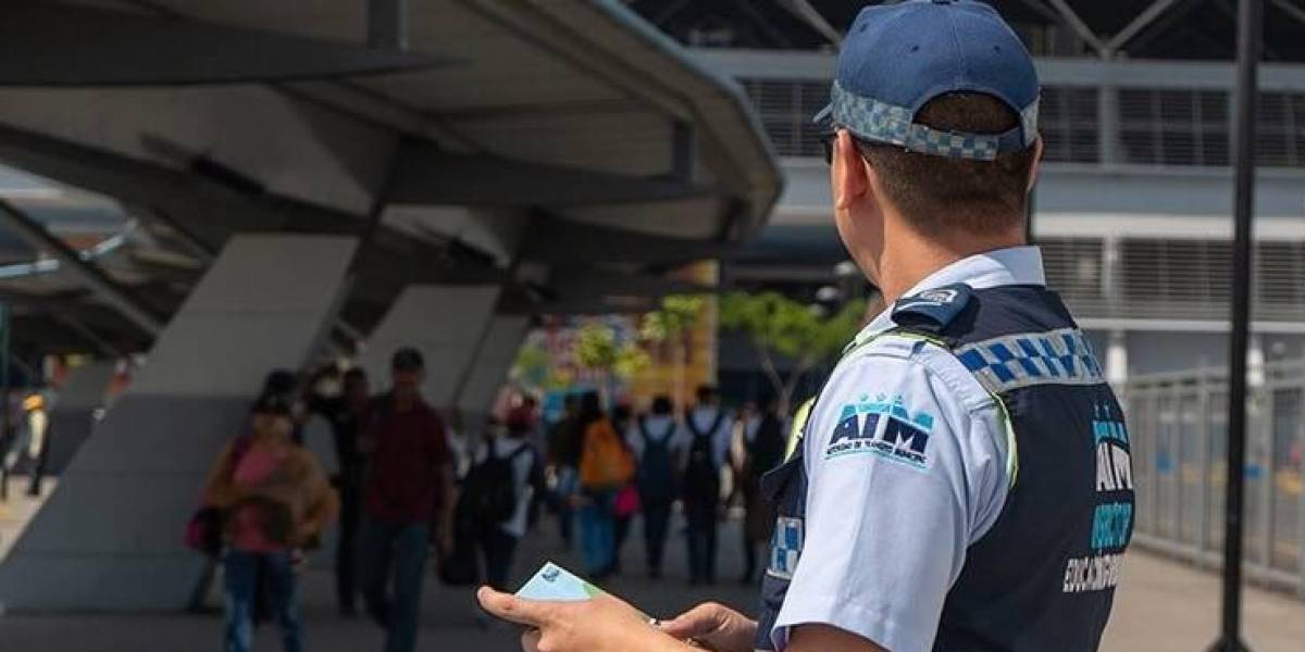 Imagen referencial de un agente de tránsito municipal.