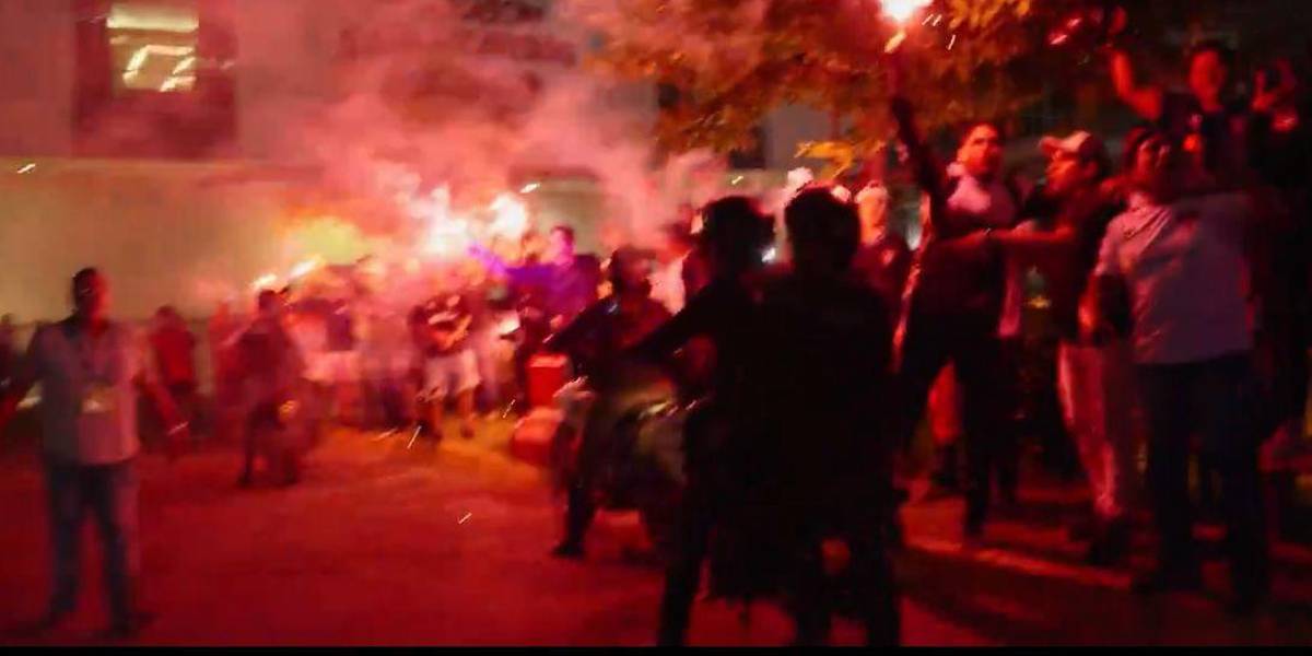 Así fue el recibimiento de los hinchas a Liga de Quito en su llegada a Guayaquil