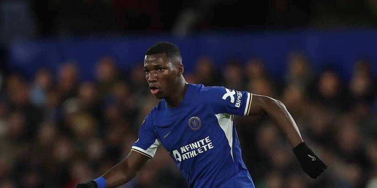 Leyenda del Chelsea y del Liverpool defiende el mal momento de Moisés Caicedo