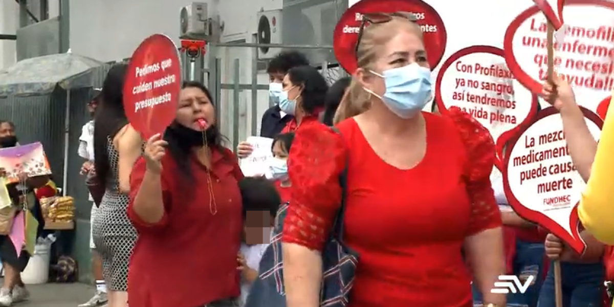 Pacientes con hemofilia reclamaron por medicinas afuera del hospital Teodoro Maldonado, en Guayaquil