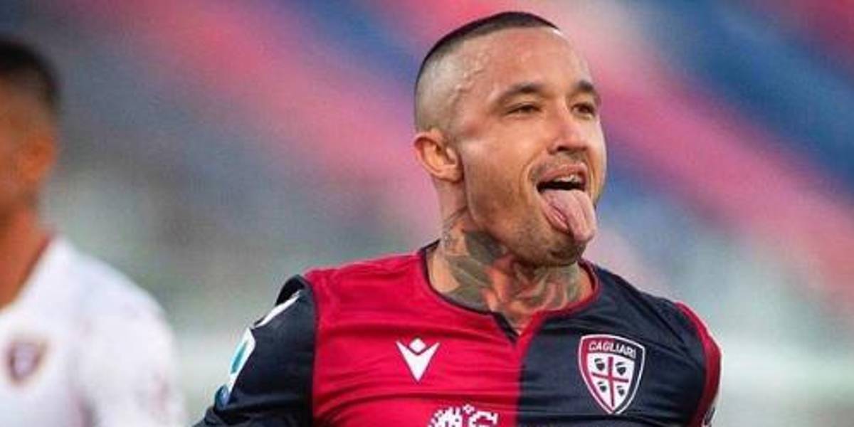 Nainggolan parodia con botellas de alcohol a CR7 y Pogba