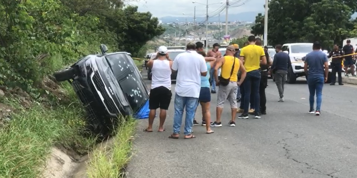 Con más de 30 balazos, sujetos asesinan a dos hombres y hieren a otros dos