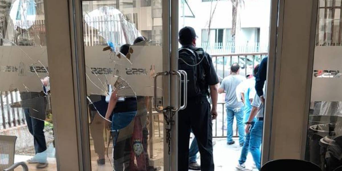 Decenas de personas irrumpen en el hospital Teodoro Maldonado Carbo, en Guayaquil