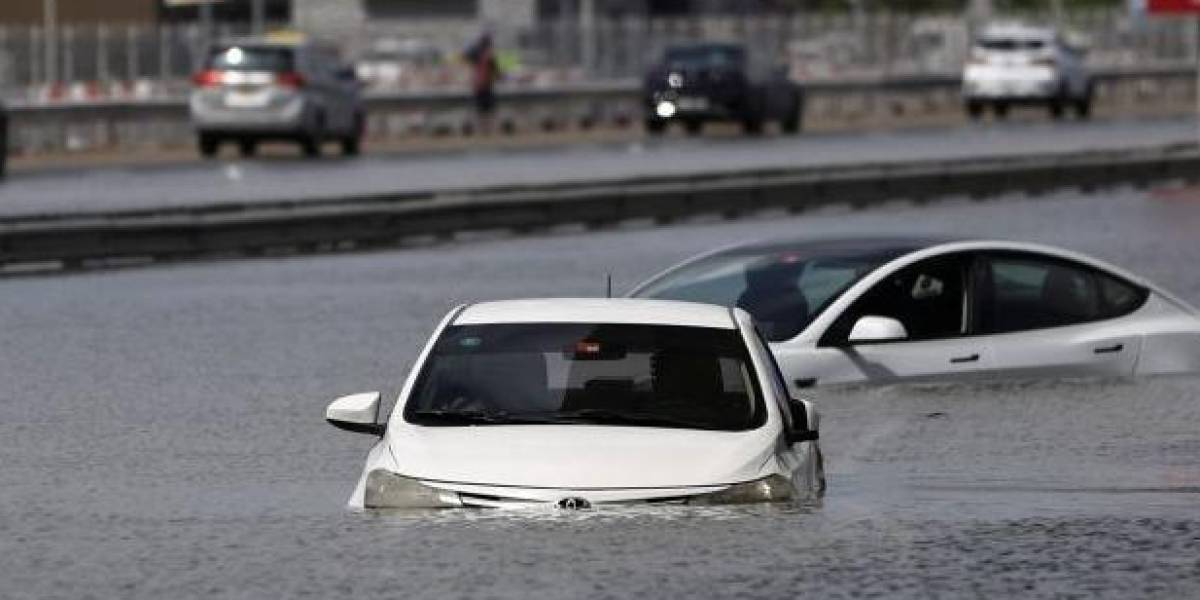 Automóviles sumergidos en Dubái este miércoles.