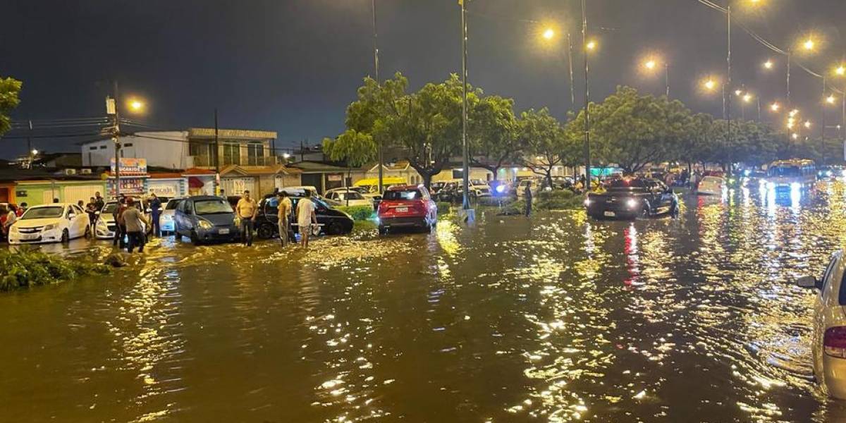 Torrencial aguacero en Guayaquil: ciudadanos revisan los daños que dejó el diluvio de este miércoles