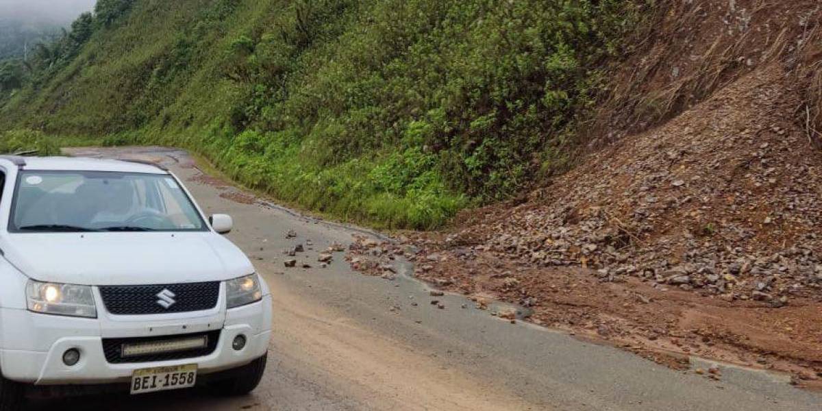 Derrumbes y lluvias continúan afectando vías de Loja, Los Ríos, Guayas y Bolívar