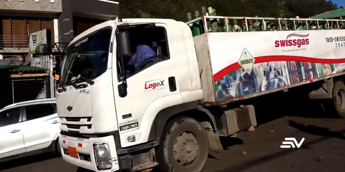 Camión con tanques de oxígeno logró llegar a Cuenca tras superar bloqueo de manifestantes