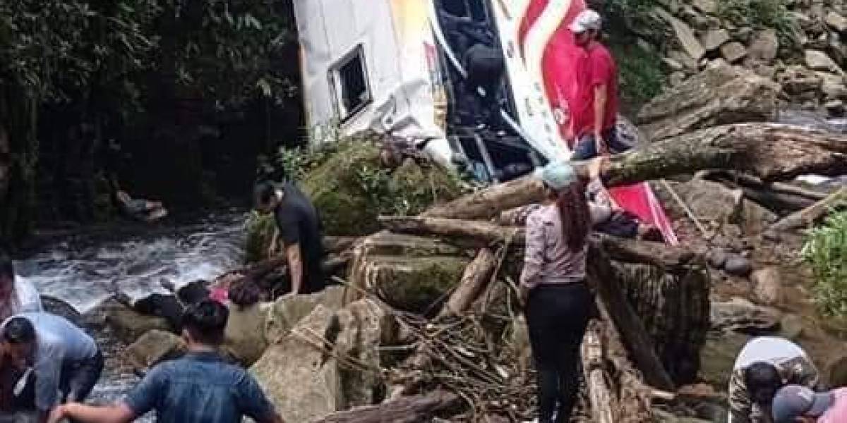 Morona Santiago: al menos 9 muertos tras la caída de un bus a un precipicio