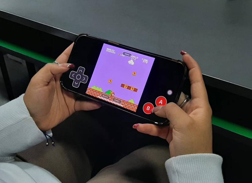 Persona jugando Super Mario Bros en iPhone