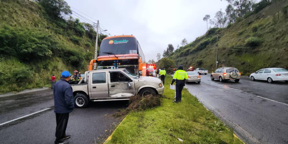 Quito: cinco vehículos y un bus se accidentaron en la avenida Simón Bolívar