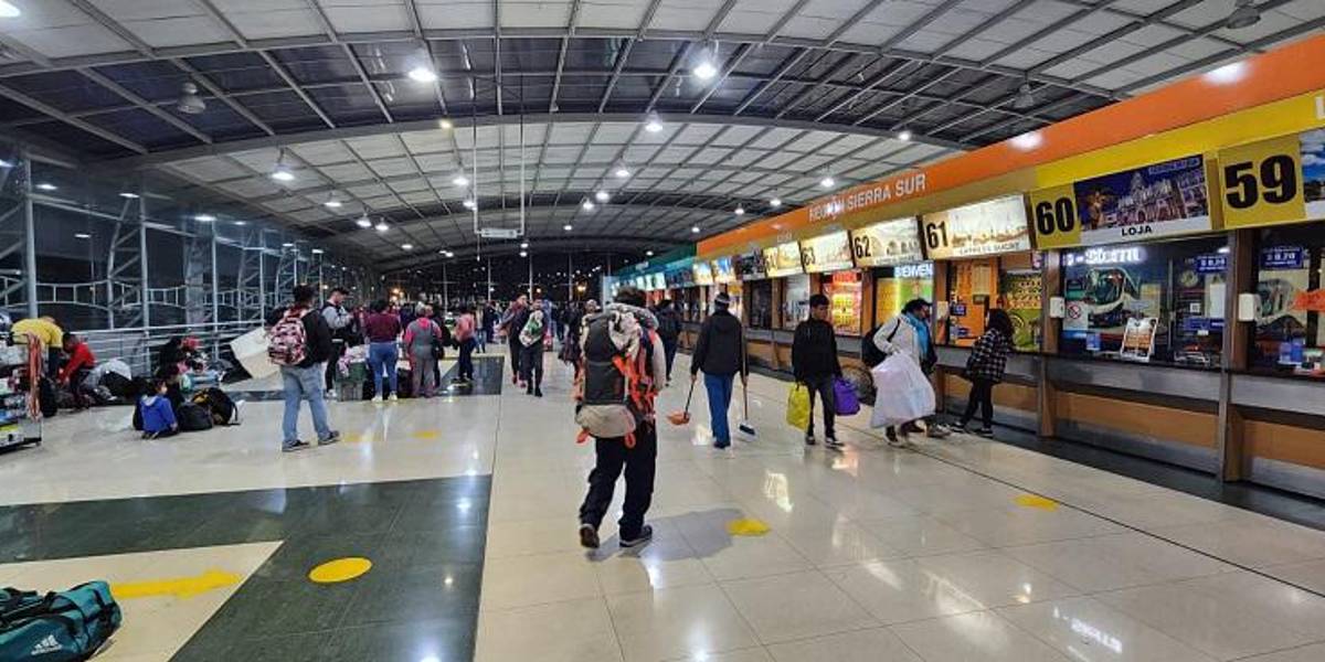 Quito: desde las terminales terrestres se movilizarán cerca de 80 mil personas por el Día de la Madre