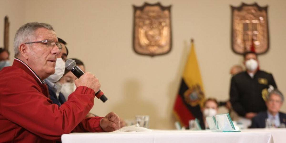 Cobo asegura que Ecuador enfrenta una guerra poco convencional contra los narcotraficantes