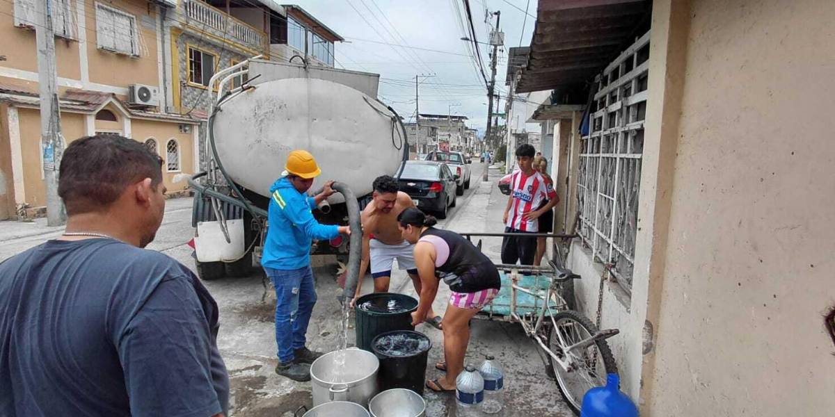 Ocho barrios del norte de Guayaquil sin agua tras daños en una tubería