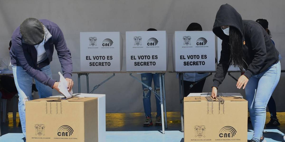 Imagen de personas votando en Quito este domingo 5 de febrero.