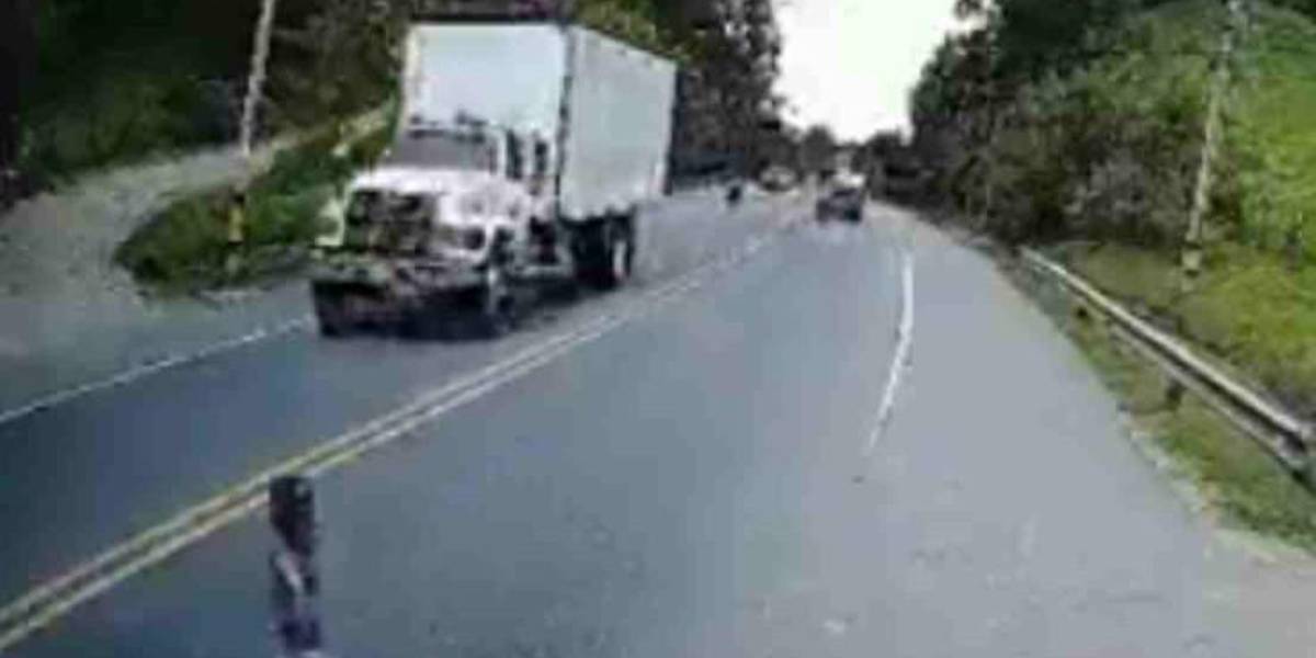 (VIDEO) | Una niña se salvó de morir luego de ser atropellada por dos motocicletas en Colombia