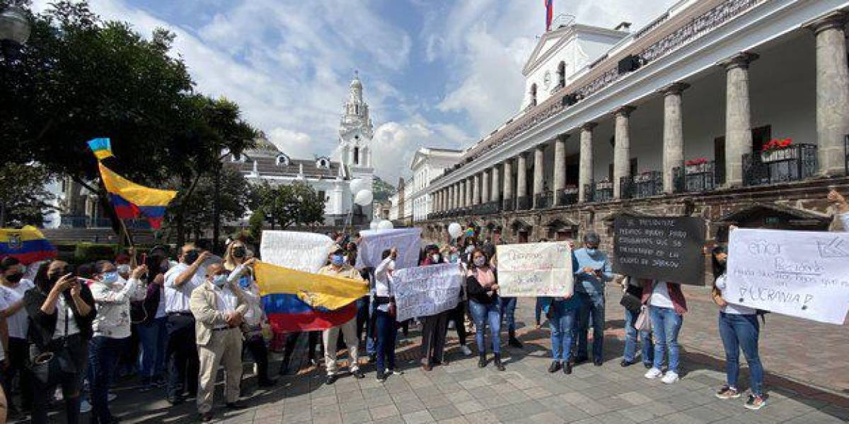 Ecuatorianos huyen de Ucrania esperando que se concrete la ayuda de la Cancillería