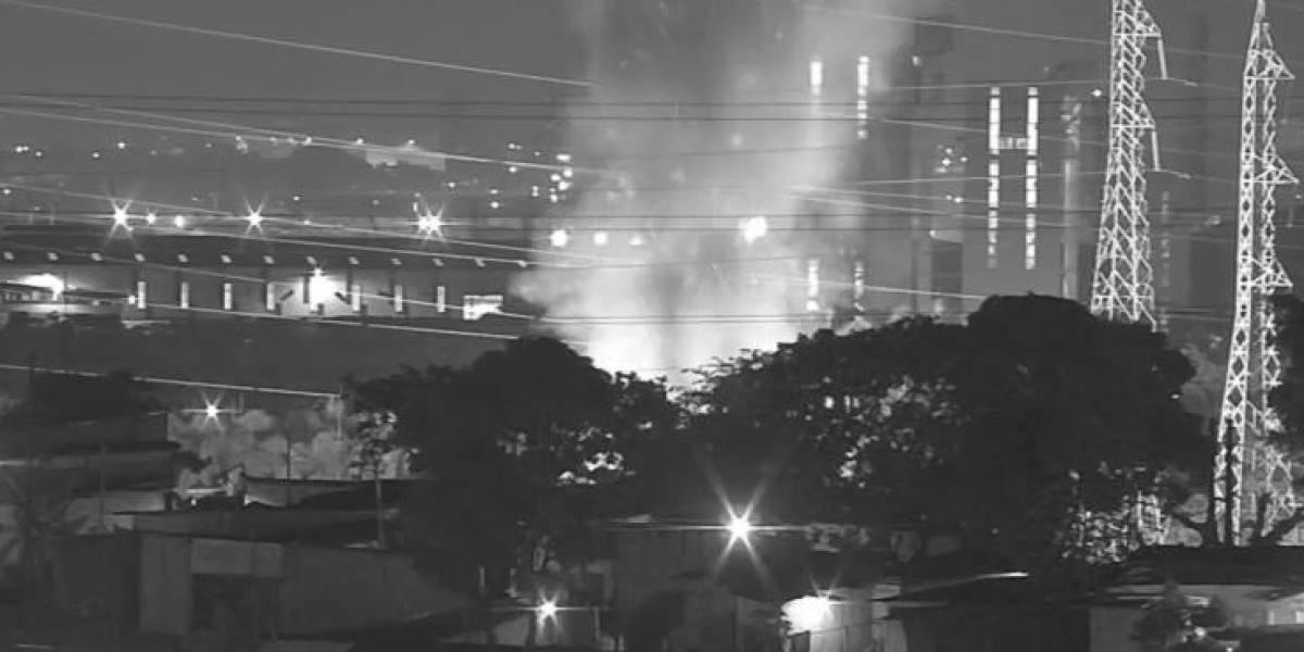 Un incendio consumió dos viviendas abandonadas en la cooperativa San Francisco 2, en Guayaquil