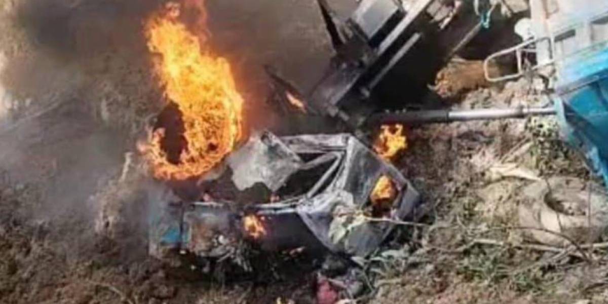 Loja: El conductor de una volqueta murió calcinado tras caer por barranco de 300 metros