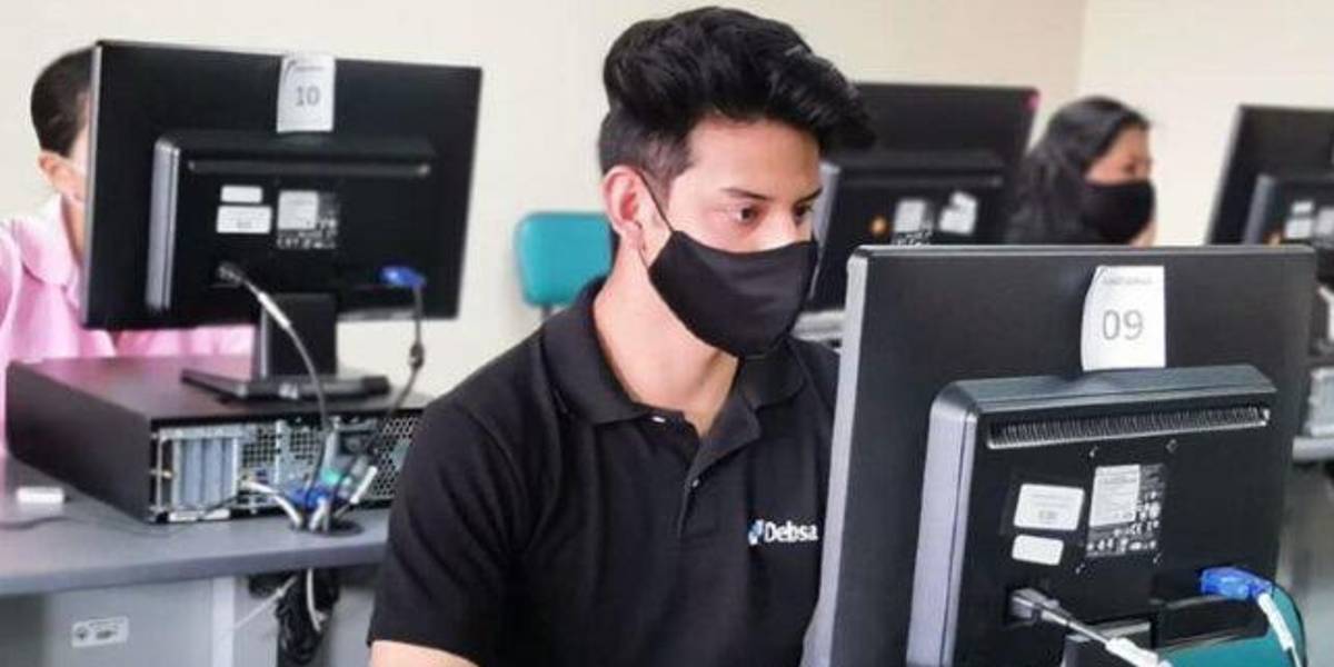 Más de 260 000 estudiantes rinden el último examen Transformar