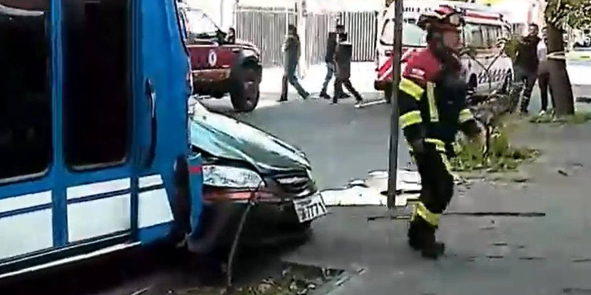 Quito: un bus y un carro pequeño se chocaron en la Juan León Mera y Santa María