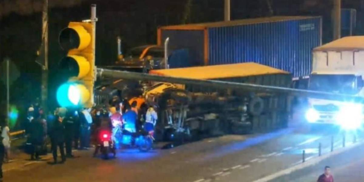 Guayaquil | Un hombre murió y otros dos resultaron heridos tras el choque de dos camiones en la Vía a Daule