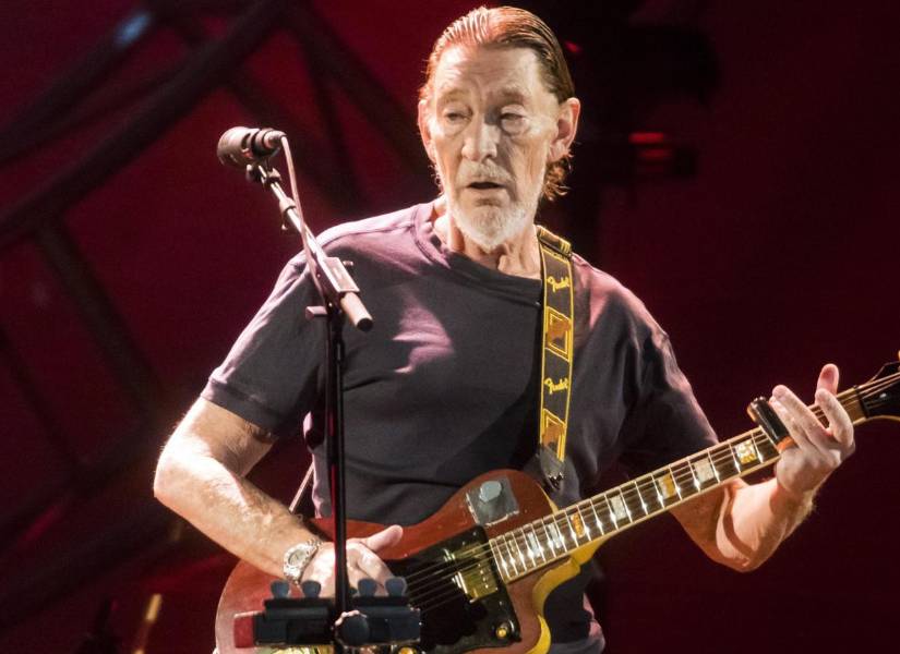 El cantautor y guitarrista de blues británico Chris Rea actúa durante un concierto el 6 de noviembre de 2017, en la Arena deportiva Papp Laszlo en Hungría.