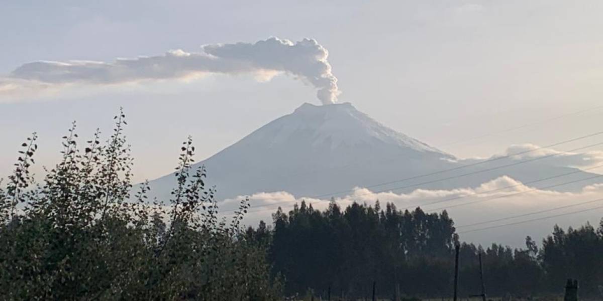 Volcán Cotopaxi emana columna de 1,8 kilómetros de gases y ceniza