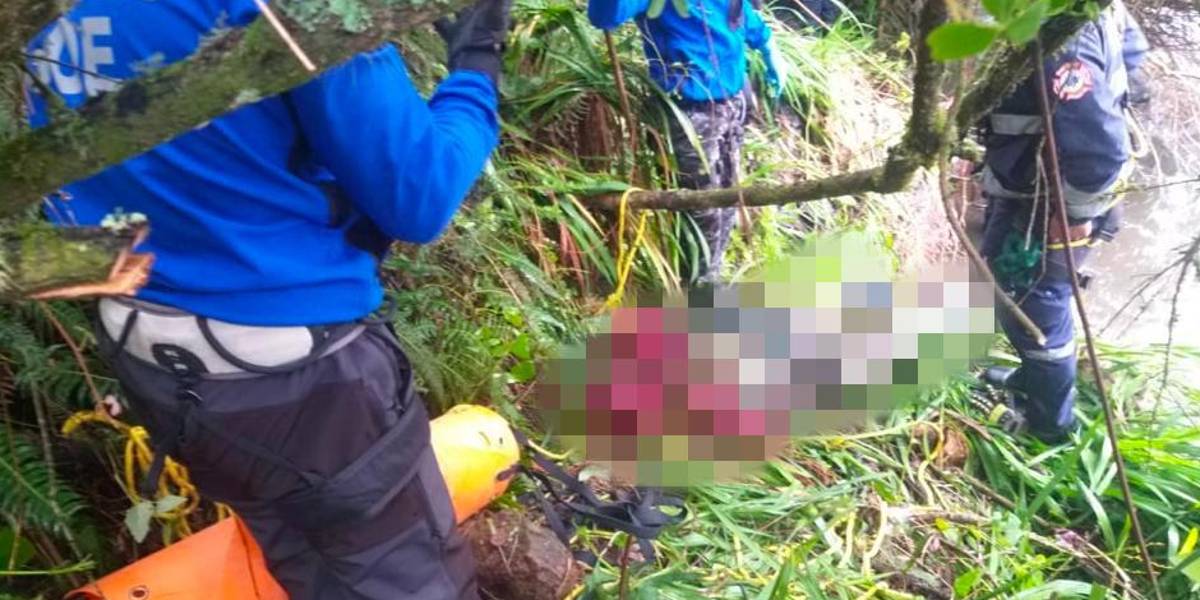 Hallan el cadáver de un hombre sobre una roca, en el río Carchi