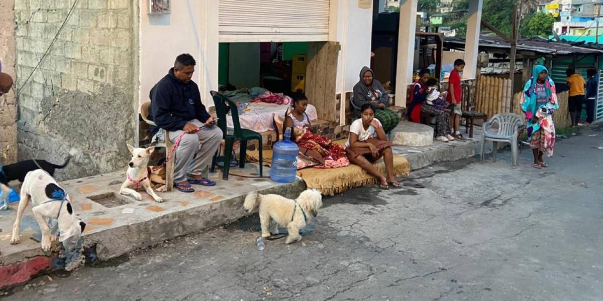 Familias esmeraldeñas afectadas por sismo denuncian escasa atención de autoridades