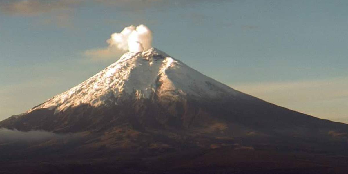 Volcán Cotopaxi emite gases asociados a magma, señala el Instituto Geofísico