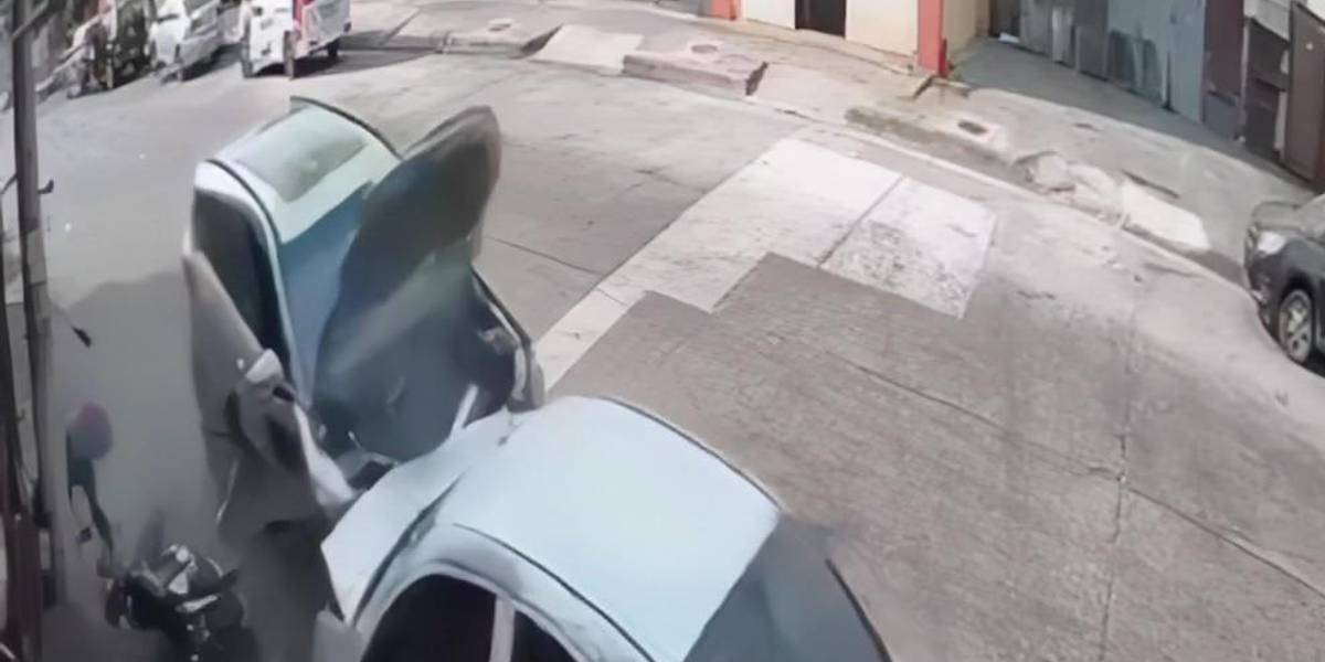Una pareja sospechosa de un robo murió tras ser arrollada por un carro en Guayaquil
