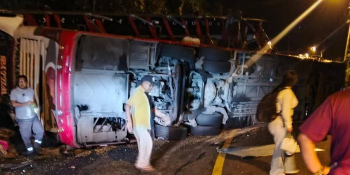 Cinco adultos y un niño fallecieron en el siniestro de tránsito de un bus en San Mateo, Esmeraldas
