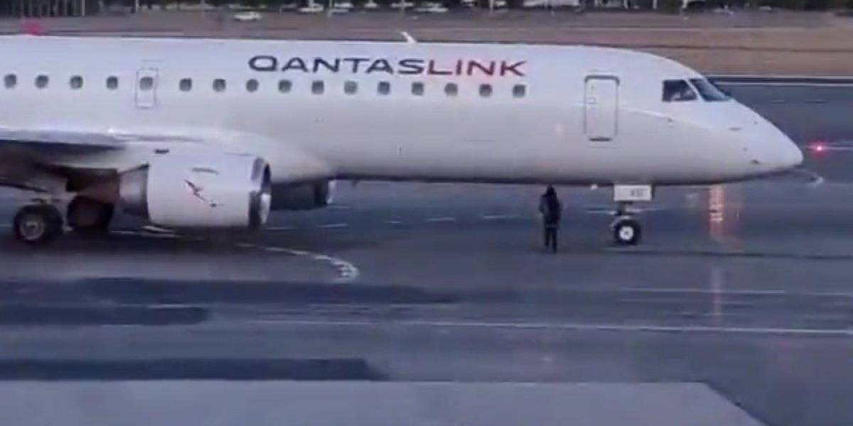 Video | En Australia una mujer perdió su vuelo y persiguió al avión para abordarlo