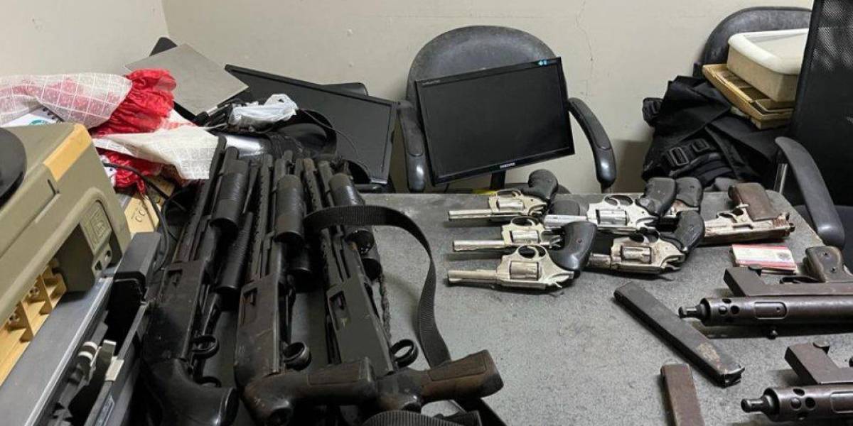Hallan escopetas, pistolas y subametralladoras en una vivienda de Samanes, norte de Guayaquil