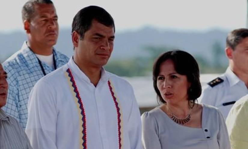 Imagen del 29 de abril de 2011. El expresidente de la República, Rafael Correa, y la exministra de Transporte y Obras Públicas, María de los Angeles Duarte, durante una visita en Napo.