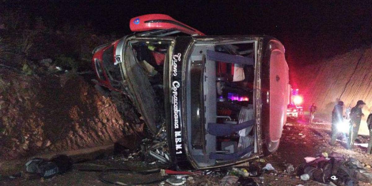 Tragedia en Bolivia: al menos seis muertos y más de 20 heridos tras vuelco de bus