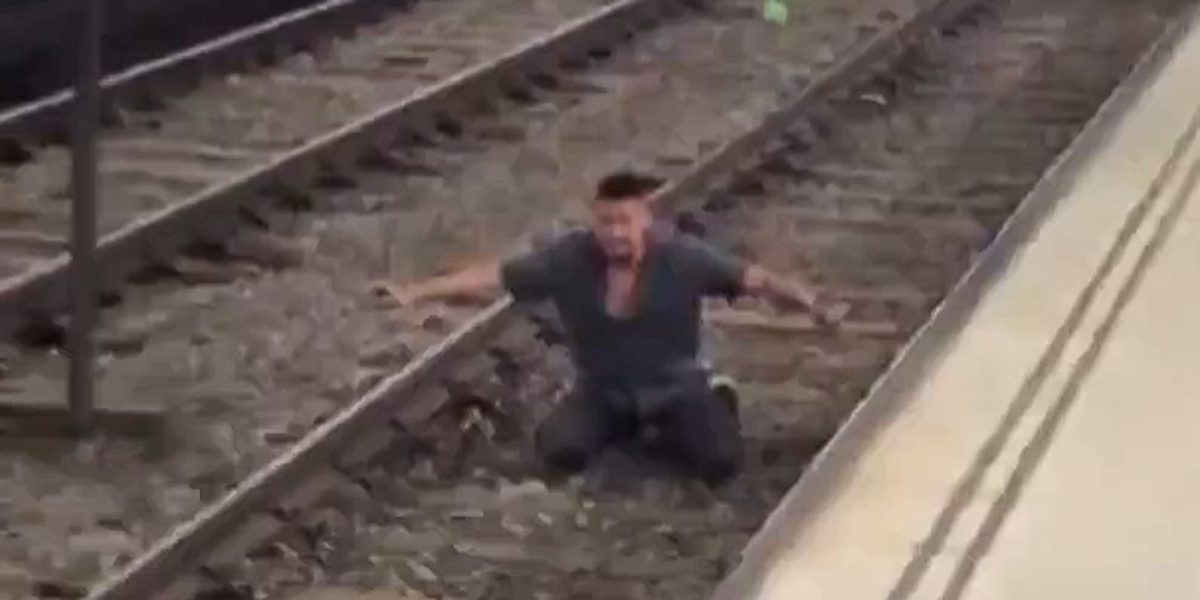 Video | Un hombre salta a las vías del Metro de Barcelona y se salva en el último segundo