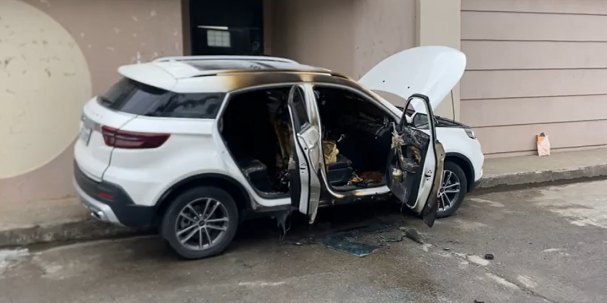 Sujetos queman el carro de una jueza de Milagro, en Guayas