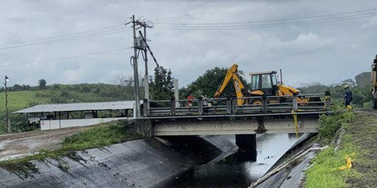 Petroecuador limpia área contaminada por derrame en el canal de Chongón,en jornada extendida
