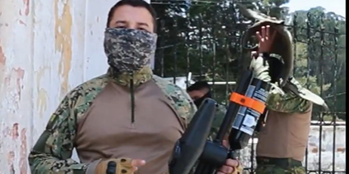 Paro en Ecuador | militares exhiben las armas no letales que usan para disuadir protestas violentas