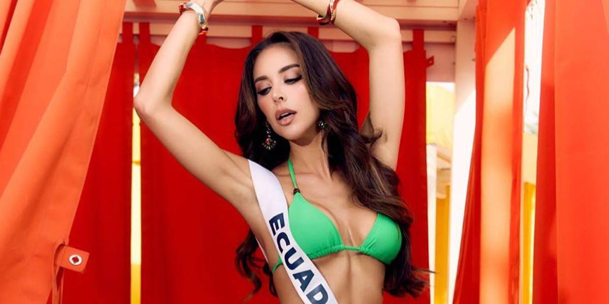 Nadia Mejía en la pasarela en traje de baño.